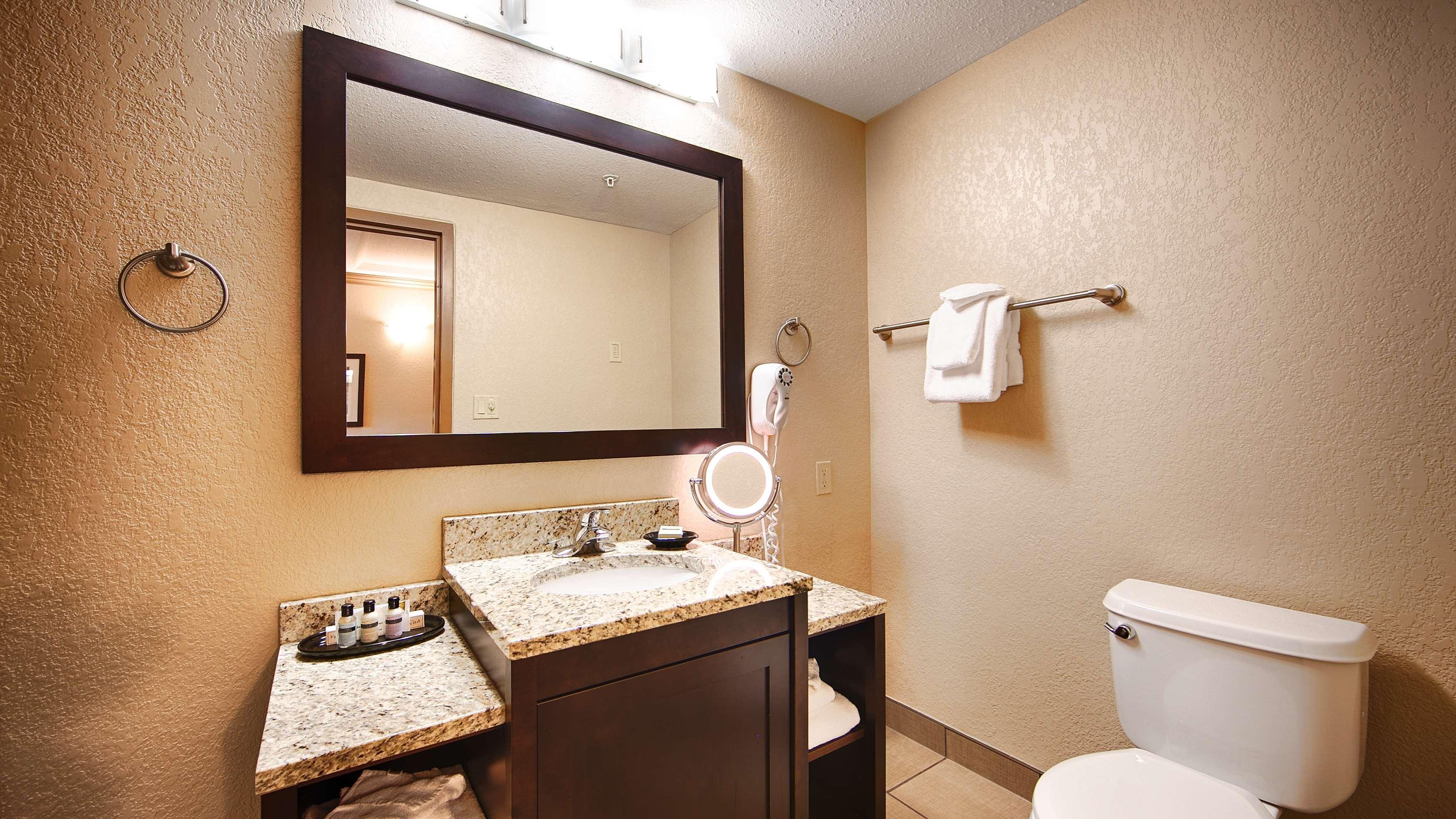 Best Western Plus Kamloops Hotel Экстерьер фото