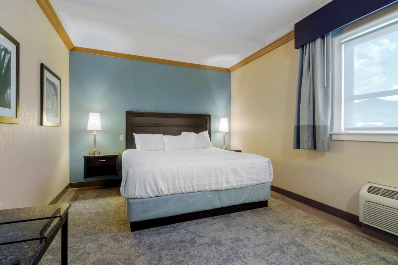 Best Western Plus Kamloops Hotel Экстерьер фото