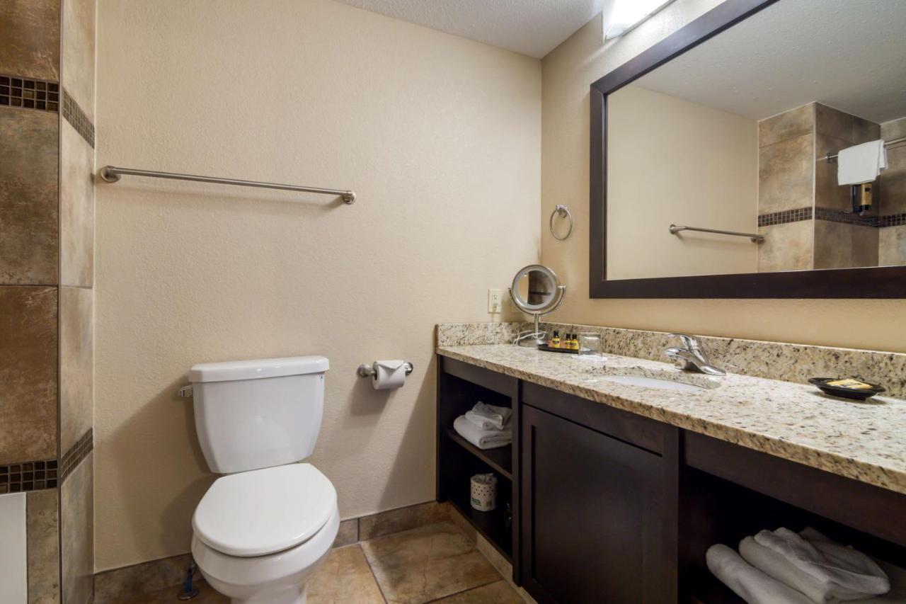 Best Western Plus Kamloops Hotel Экстерьер фото